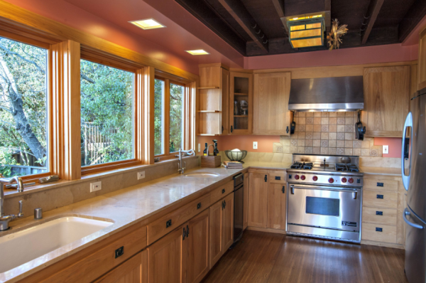 Jendela dengan Bingkai Kayu Alam